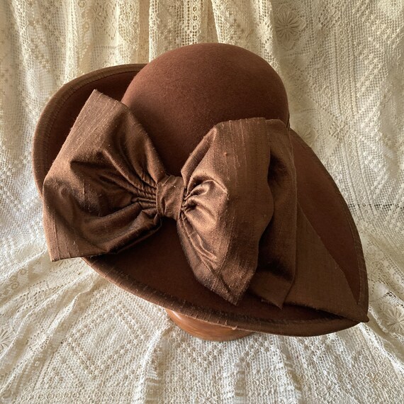 Whittall & Shon Felted Wool Hat Made in USA Whittall & Shon Wool Felt Hat: Vintage Cocoa Brown Silk Bow  main image 4
