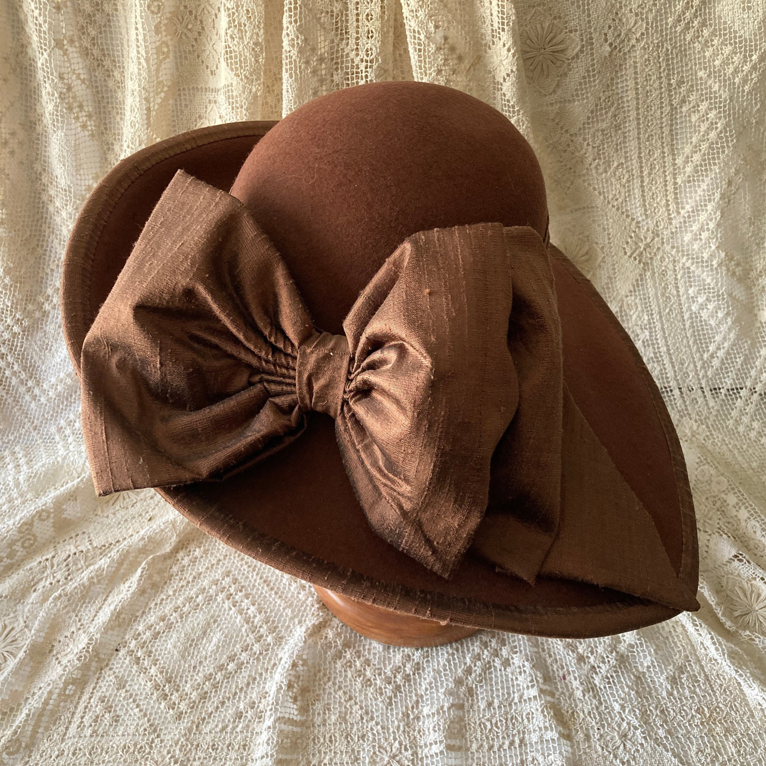 Whittall & Shon Vintage Wool Felt Dress Hat Gold Metallic Mesh Bow Taupe USA Whittall & Shon Wool Felt Hat: Vintage Cocoa Brown Silk Bow  main image 2