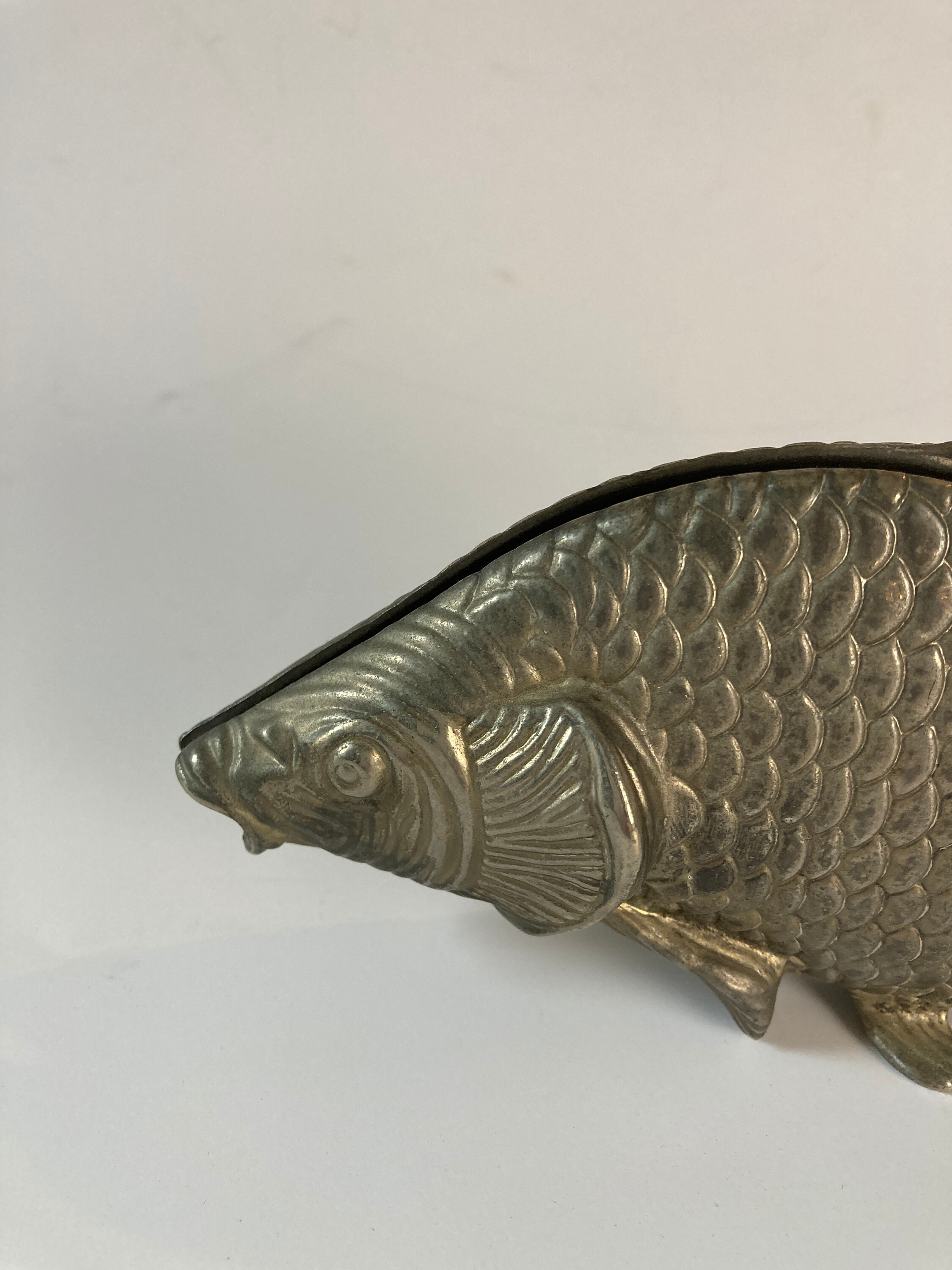 Modello Depositato étain ou métal argenté détaillé carpe poisson italien  serviette/porte-lettre -  France