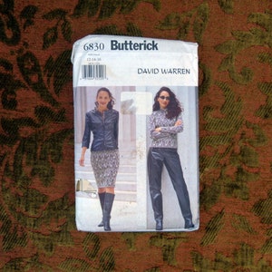 Op de afbeelding: Een Butterick naaipatroonpakket, met een ontwerp van David Warren. Het pakket toont afbeeldingen van een vrouw in een leren jas en rok, en een andere in een top en broek met patroon. Het patroonnummer is 6830.