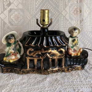 Funky Mid-Century Figuralna Lampa Telewizyjna Azjatycka Smocza Łódź Bez Klosza Działająca Premco Lata 50.