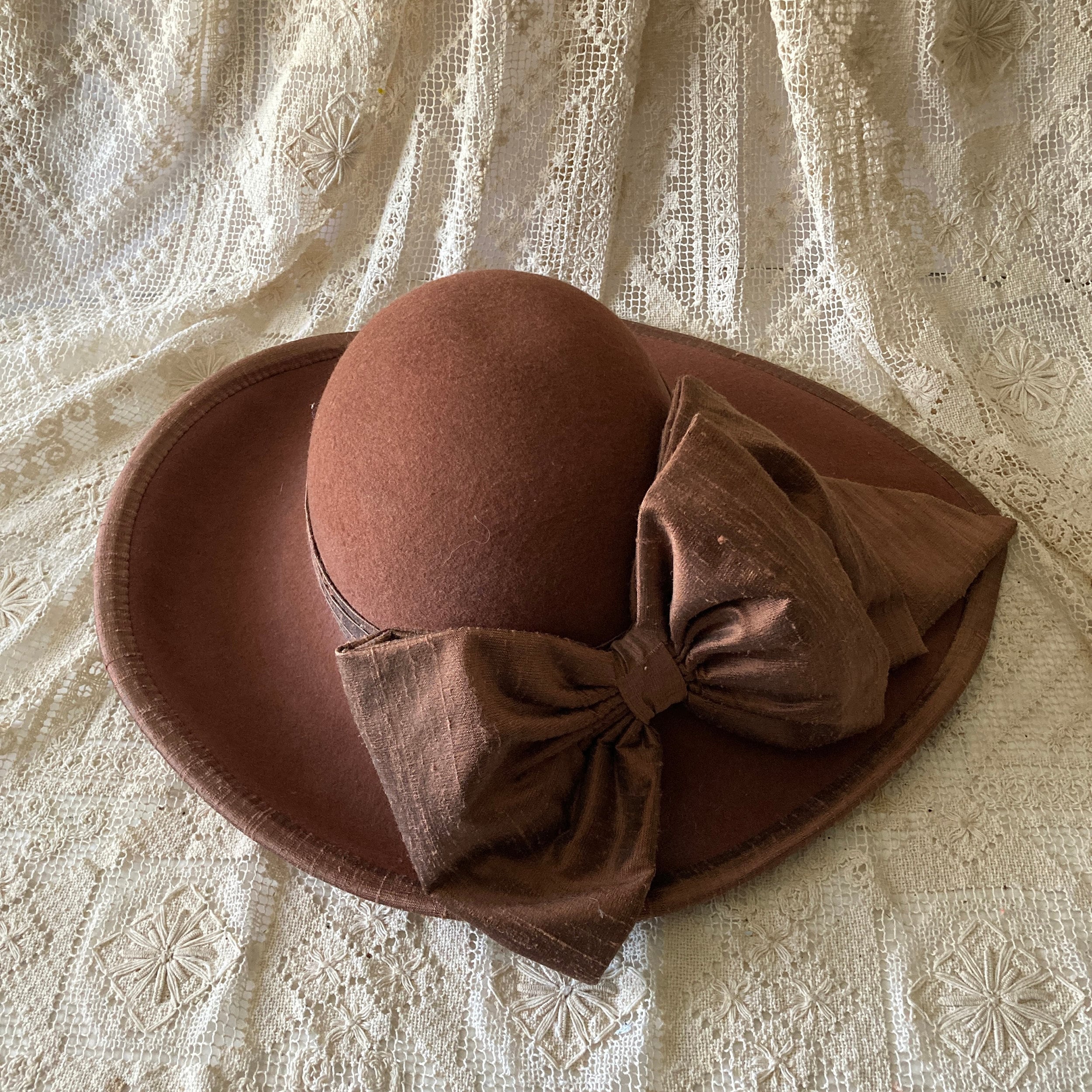 Vintage Hat Bow Netting Wool Whittall & Shon #B3 Vintage Whittall & Shon Brim Hat Gold Netting Faux Flower Sz  main image 2