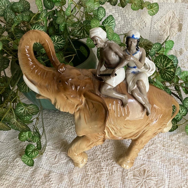 Éléphant en porcelaine avec homme et femme cavaliers détail complexe grande figurine