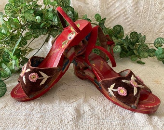 Paire de chaussures sculptées pittoresques, souvenir des Philippines des années 40