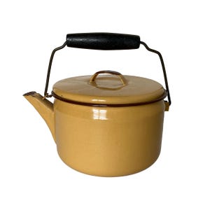 A white vintage enamel kettle Stock Photo - Alamy