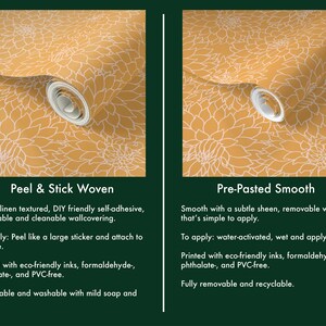 以下が含まれることがあります： 「Peel & Stick Woven」と「Pre-Pasted Smooth」と書かれた2つの壁紙ロール。どちらのロールも、マスタードイエローの背景に白い花の繰り返し模様が特徴です。テキストは壁紙の特徴と適用方法について説明しています。