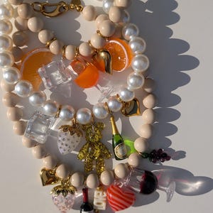 Halsband med berlock från Made My Day | Vin | Apelsinspritz | Prosecco | Vinhalsband | Statementhalsband | Pärlhalsband | Vinglas | Vinflaska | Nalle