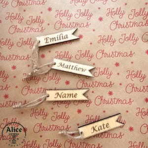 Étiquettes cadeaux en bois personnalisées, parfaites pour les cadeaux de Noël et les occasions spéciales. Respectueux de l'environnement, réutilisable et personnalisé avec n'importe quel nom gravé.