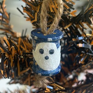 Sprankelend gesneden spookspoelornament: klein spookachtig Halloween-decor