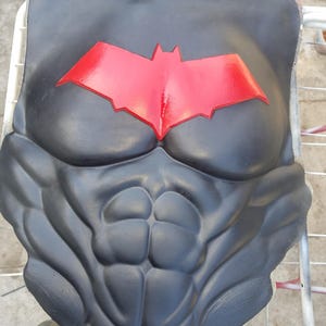 Armatura da eroe pipistrello con design rosso, in gomma uretanica flessibile, fatta a mano, di alta qualità, resistente e leggera, realizzata su misura per cosplay.