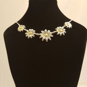 Daisy - silver filigree necklace