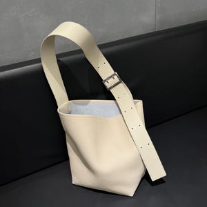 Leather Tote Bag, Minimal Shoulder Bag, Elegant Leather Bucket Bag, Commuter Bag
