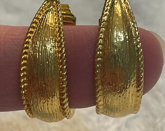 Gold Tone Monet Hoop Earrings_Clip_Textured Border