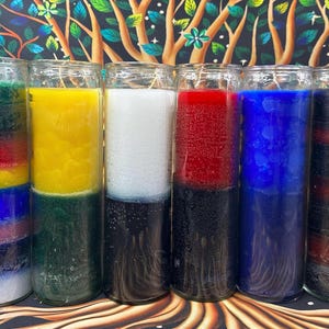 Könnte beinhalten: Sechs Glas-Kerzen mit geschichteten Farben: Grün, Rot, Gelb, Weiß, Rot, Blau und Schwarz. Jede Kerze befindet sich in einem transparenten Glasbehälter. Der Hintergrund zeigt ein Baumdesign mit einem dunkelblauen und schwarzen Sternenhimmel.
