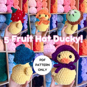 Pode incluir: Cinco brinquedos de crochet em forma de pato com diferentes chapéus de frutas. Os patos são amarelos com bicos laranja e olhos pretos. Os chapéus são uma morango, uma laranja, um kiwi, um mirtilo e um roxo. O texto "5 Fruit Hat Ducky!" e "PDF PATTERN ONLY" estão na imagem.