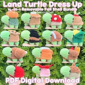 Op de afbeelding: Een verzameling van twaalf gehaakte groene schildpadden, elk met een ander afneembaar schildaccessoire zoals een pompoen, taart, paddenstoel, appel, maïs, kalkoen en eikel, met de tekst Land Turtle Dress Up 14-in-1 Removable Fall Shell Bundle.