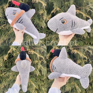 Puede incluir: Una colecci&oacute;n de cuatro juguetes de peluche de tibur&oacute;n gris hechos a mano. Un tibur&oacute;n tiene un sombrero negro y rojo con una banda marr&oacute;n. Los tiburones tienen vientres blancos, rayas negras y ojos naranjas. Estos juguetes blandos son ideales para ni&ntilde;os.