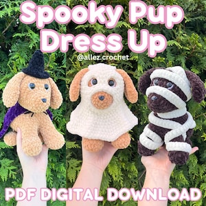 Puede incluir: Tres juguetes de perro de ganchillo disfrazados para Halloween. Uno es un perro marrón con un sombrero de bruja negro y una capa morada. Otro es un perro marrón con un disfraz de fantasma blanco. El tercero es un perro marrón envuelto en vendas blancas. El texto dice "Spooky Pup Dress Up" y "PDF DIGITAL DOWNLOAD".
