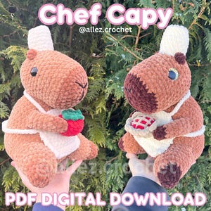 Könnte beinhalten: Zwei gehäkelte Capybara-Plüschtiere, jeweils mit Kochmütze und Schürze. Eines hält eine rote und grüne gehäkelte Erdbeere, das andere einen Kuchen. Der Text "Chef Capy" und "PDF DIGITAL DOWNLOAD" sind sichtbar.