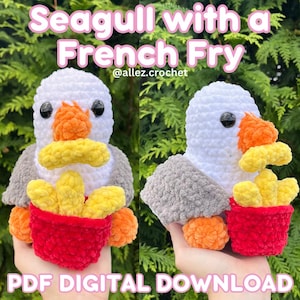 Puede incluir: Una gaviota de ganchillo con cabeza blanca, alas grises y pico y patas naranjas. Sostiene un recipiente rojo con patatas fritas amarillas de ganchillo. Se muestra el texto "Seagull with a French Fry" y "PDF DIGITAL DOWNLOAD".