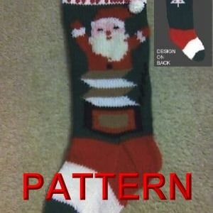 Puede incluir: Una media de Navidad de punto verde, roja y blanca con un diseño de Papá Noel y el nombre "Aaron" en la parte superior. La media tiene un patrón de rayas marrones y blancas y un bolsillo marrón. La parte posterior de la media tiene un diseño de árbol de Navidad.