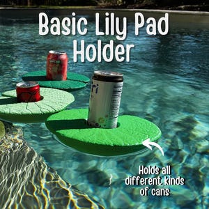 Könnte beinhalten: Drei grüne, lilienförmige, schwimmende Getränkehalter in einem Schwimmbad. Die Halter sind so konzipiert, dass sie Dosen unterschiedlicher Größe aufnehmen können. Der Text "Basic Lily Pad Holder" befindet sich oben im Bild. Der Text "Holds all different kinds of cans" befindet sich unten im Bild.