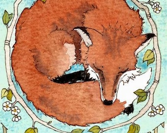 Könnte beinhalten: Ein Aquarellbild eines schlafenden Fuchses, der sich zu einem Kreis zusammengerollt hat, umgeben von einem Zweig mit weißen Blüten und zwei Hummeln. Der Text "The Land Shall Sing With The Promise Of Spring" ist in braunen Buchstaben unter dem Fuchs geschrieben.