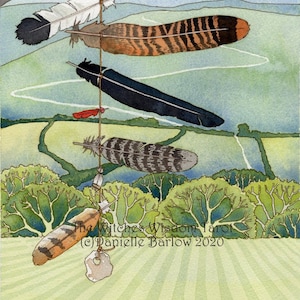 Op de afbeelding: Een aquarel schilderij van een reeks veren die aan een tak hangen. De veren zijn in verschillende kleuren en patronen, waaronder zwart, wit, bruin en grijs. De achtergrond is een landschap met glooiende heuvels en groene velden. De tekst "The Witches Wisdom Tarot (c) Danielle Barlow 2020" staat onderaan het schilderij.