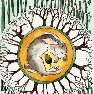 Peut inclure: Une illustration à l'aquarelle d'un lapin endormi dans un cercle d'arbres. Le texte autour de l'image dit "Bless this land of my soul now sleeping make whole bring the light I hold dear and wake a new year".