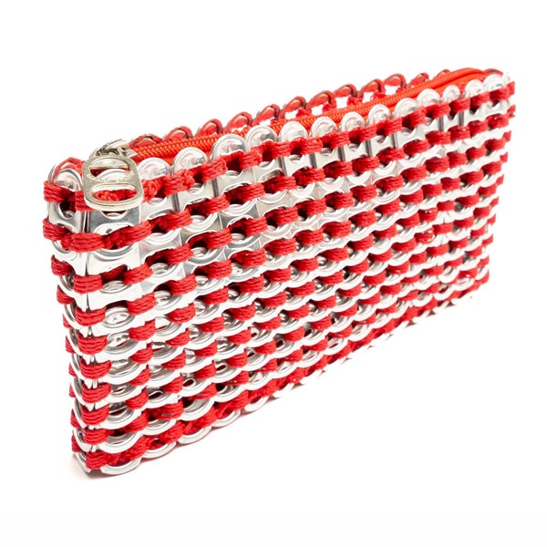 Pochette rossa realizzata con pastiglie di soda / Pochette rossa Coca Cola con linguette in argento riciclato / Splendidamente rifinita con fodera in tessuto e cerniera superiore
