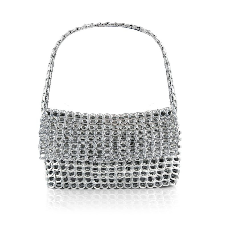 alt=silver shoulder purse made from soda pop tab by escama studio