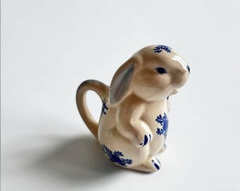 Jarra para crema JSNY Bunny vintage, cerámica azul y blanca | Filipinas | Pintada a mano