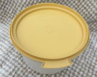 Vintage Tupperware Cake Keeper Carrier – Model 683-8 Harvest Gold with Lid