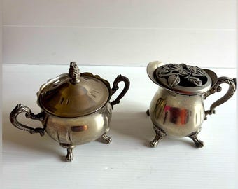 Conjunto de cremeira e açucareiro banhados a prata para uma mesa de chá elegante.