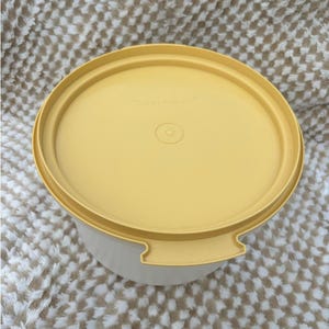 Vintage Tupperware Cake Keeper Carrier – Model 683-8 Harvest Gold with Lid