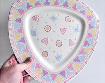 Vintage pastelkleurig keramisch bord voor een keukeninrichting uit de jaren 90