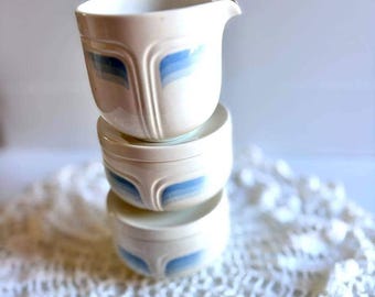 Lechera y cuencos de cerámica inglesa vintage con rayas azules para hotelería