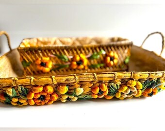 Juego de cazuela de rafia tejida de los años 70 con flores