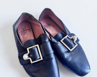 UGG Mocasines Mules de Piel para Mujer, Talla 8.5, Negro, Hebilla Dorada, Sin Cierre, Elegantes