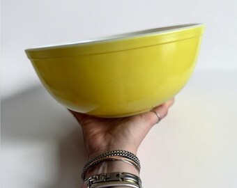Vintage Pyrex 404 gele mengkom; 4 liter, keukengerei uit het midden van de 20e eeuw.