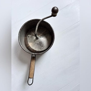 Mulino per alimenti vintage, spremiagrumi a manovella, realizzato negli Stati Uniti, con manico in metallo e legno.