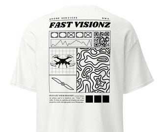 Puede incluir: Camiseta blanca con un diseño gráfico negro que presenta un dron, una hélice, un mapa topográfico y el texto "DRONE SERVICES FAST VISIONZ NWA. ELEVATE YOUR IMAGERY".