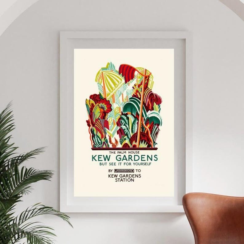 Puede incluir: Un cartel de viaje vintage para los Jardines de Kew en Londres, Inglaterra. El cartel presenta una ilustraci&oacute;n colorida de la Palm House con el texto "The Palm House Kew Gardens But See It For Yourself By Underground To Kew Gardens Station."