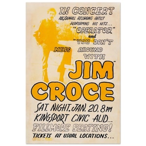 Puede incluir: Un cartel de concierto vintage que anuncia una actuación de Jim Croce. El cartel presenta una silueta amarilla de Jim Croce con el texto "IN CONCERT" y "SAT. NIGHT. JAN. 20, 8PM" en negro.