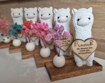 Süßes handgegossenes Lama/Alpaka auf Holz mit Trockenblumen