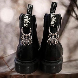 Spinnen Boot Anhänger - Spinnentier Doc Boot Anhänger - Boot Anhänger - Girly Goth Geschenk - Doc Martens Boot Anhänger - DM Boot Anhänger