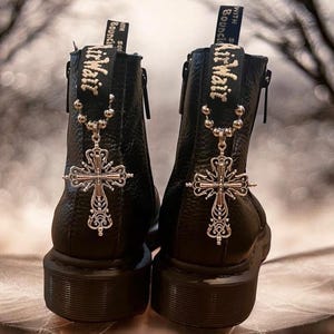 Gothic Cross Boot Anhänger - Doc Martens Boot Anhänger - DM Boot Anhänger - Grunge Punk Goth Geschenk