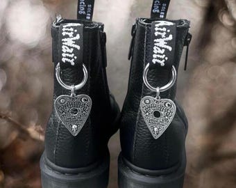 Planchette-stövelberlocker - Ouija - Grunge-stövelsmycken - Häxiga stövelberlocker - Flickig gotisk gåva - Doc Martens-stövelberlocker - DM-stöveltaggar