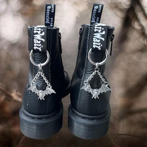 Gothic Fledermaus Stiefel Anhänger - Vampir Stiefel Anhänger - Halloween Doc Martens Stiefel Anhänger - DM Stiefel Anhänger - Fledermäuse Tag - Punk Goth Elder Emo Geschenk