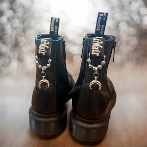 Halbmond Stiefel Anhänger - Halloween Doc Boot Anhänger - Witchy Boot Anhänger - Girly Goth Geschenk - Doc Martens Boot Anhänger - DM Boot Anhänger